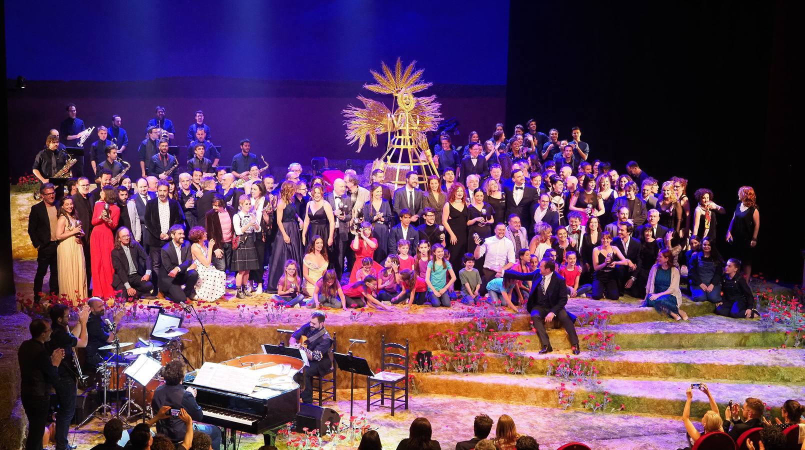 Juanjo Llorens, Taules Teatre y 'Genovese' logran el reconocimiento al teatro de la Comunitat en una noche que homenajea a Concha Velasco