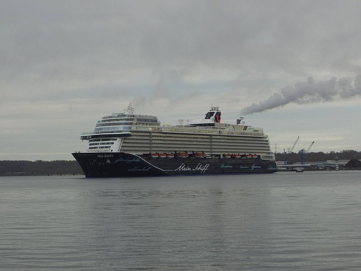 El crucero Mein Schiff 2 hizo este domingo su primera escala en el puerto de Valencia. La Autoridad Portuaria entregó al capitán del buque, Thomas Roth, una metopa conmemorativa. El navío, de 315,7 m de eslora y con capacidad para 2.900 pasajeros, recaló en Valencia durante su travesía hacia Palma de Mallorca y con destino en Cerdeña. El nuevo Mein Schiff 2 pertenece a la compañía alemana TUI Cruises y tiene bandera de Malta.