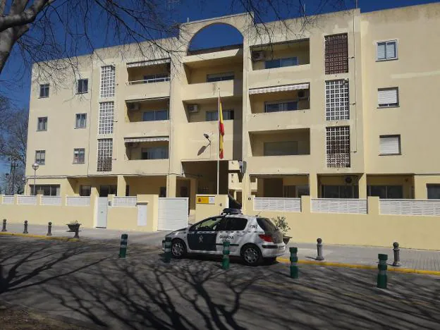 Un coche patrulla de la Benemérita, ante la Casa Cuartel de la Guardia Civil de Oliva. 