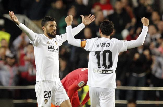 Garay celebra con Parejo la victoria de esta temporada ante el Real Madrid. 