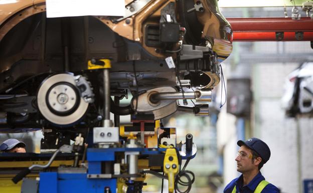 Un empleado, con uno de los modelos Kuga de Ford.