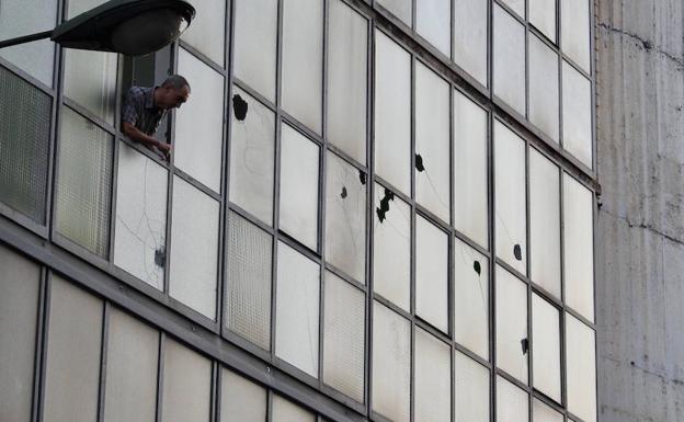 Rotura de los cristales de la sede de Vox en Deusto. 