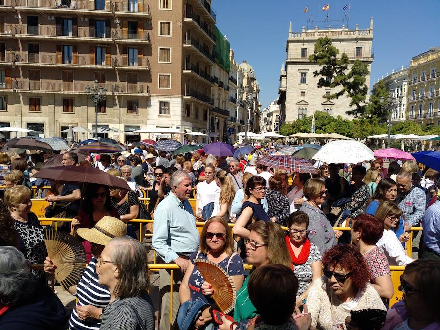 La Basílica de la Virgen de los Desamparados ha abierto sus puertas a las 7 horas de este miércoles para el tradicional Besamanos a la patrona de Valencia, cuando ya cientos de valencianos esperaban en la plaza de la Virgen, algunos de ellos doce horas, desde las siete de la tarde del martes