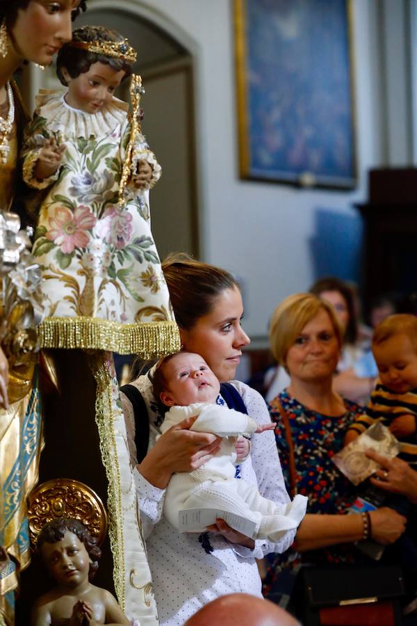 La Basílica de la Virgen de los Desamparados ha abierto sus puertas a las 7 horas de este miércoles para el tradicional Besamanos a la patrona de Valencia, cuando ya cientos de valencianos esperaban en la plaza de la Virgen, algunos de ellos doce horas, desde las siete de la tarde del martes