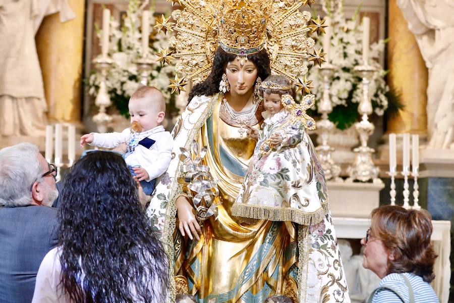 La Basílica de la Virgen de los Desamparados ha abierto sus puertas a las 7 horas de este miércoles para el tradicional Besamanos a la patrona de Valencia, cuando ya cientos de valencianos esperaban en la plaza de la Virgen, algunos de ellos doce horas, desde las siete de la tarde del martes