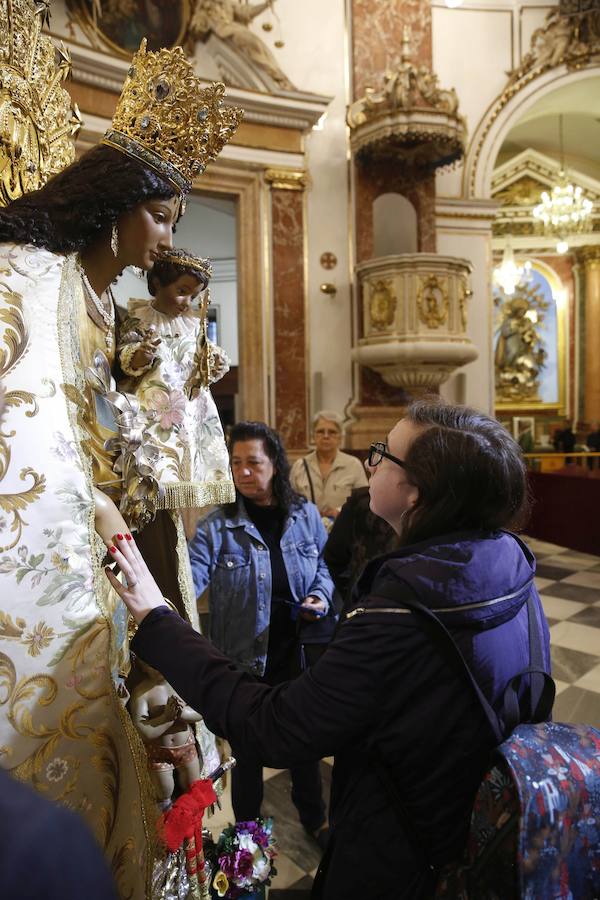 La Basílica de la Virgen de los Desamparados ha abierto sus puertas a las 7 horas de este miércoles para el tradicional Besamanos a la patrona de Valencia, cuando ya cientos de valencianos esperaban en la plaza de la Virgen, algunos de ellos doce horas, desde las siete de la tarde del martes