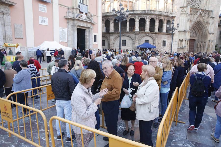 La Basílica de la Virgen de los Desamparados ha abierto sus puertas a las 7 horas de este miércoles para el tradicional Besamanos a la patrona de Valencia, cuando ya cientos de valencianos esperaban en la plaza de la Virgen, algunos de ellos doce horas, desde las siete de la tarde del martes