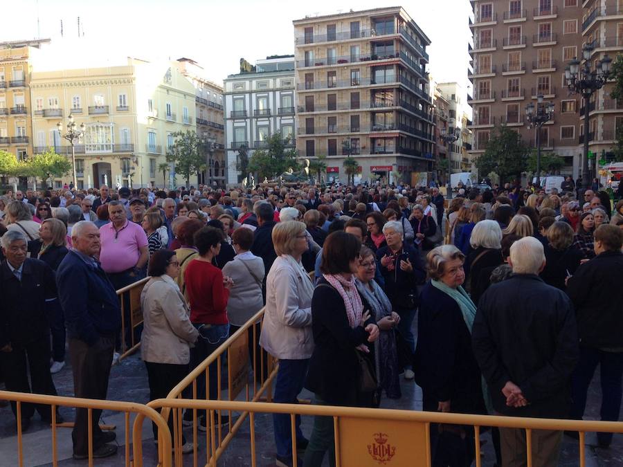 La Basílica de la Virgen de los Desamparados ha abierto sus puertas a las 7 horas de este miércoles para el tradicional Besamanos a la patrona de Valencia, cuando ya cientos de valencianos esperaban en la plaza de la Virgen, algunos de ellos doce horas, desde las siete de la tarde del martes