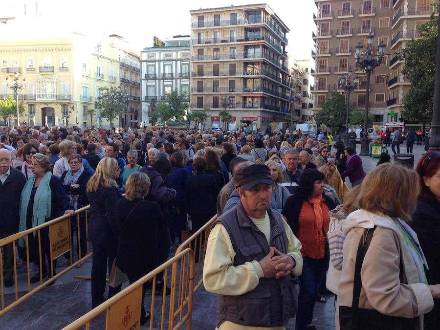 La Basílica de la Virgen de los Desamparados ha abierto sus puertas a las 7 horas de este miércoles para el tradicional Besamanos a la patrona de Valencia, cuando ya cientos de valencianos esperaban en la plaza de la Virgen, algunos de ellos doce horas, desde las siete de la tarde del martes