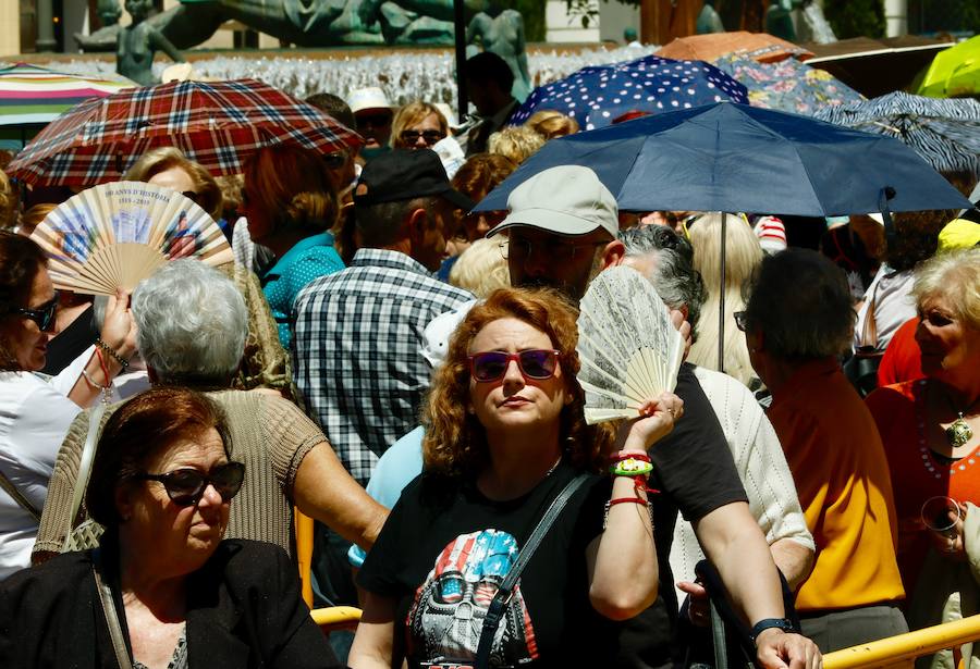 La Basílica de la Virgen de los Desamparados ha abierto sus puertas a las 7 horas de este miércoles para el tradicional Besamanos a la patrona de Valencia, cuando ya cientos de valencianos esperaban en la plaza de la Virgen, algunos de ellos doce horas, desde las siete de la tarde del martes