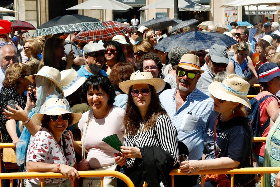 La Basílica de la Virgen de los Desamparados ha abierto sus puertas a las 7 horas de este miércoles para el tradicional Besamanos a la patrona de Valencia, cuando ya cientos de valencianos esperaban en la plaza de la Virgen, algunos de ellos doce horas, desde las siete de la tarde del martes