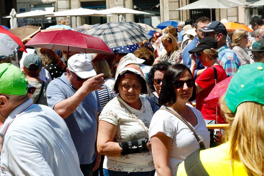 La Basílica de la Virgen de los Desamparados ha abierto sus puertas a las 7 horas de este miércoles para el tradicional Besamanos a la patrona de Valencia, cuando ya cientos de valencianos esperaban en la plaza de la Virgen, algunos de ellos doce horas, desde las siete de la tarde del martes