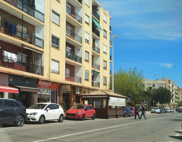 El quiosco vigilado por la Policía Local y registrado por la Guardia Civil en la avenida Font de Mora de la localidad de Puçol. 