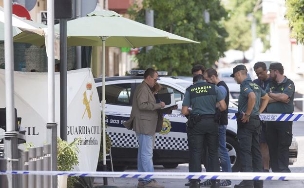 Agentes de la Guardia Civil, junto al bar dle crimen.