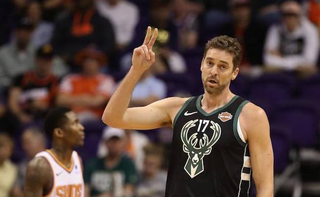 Pau Gasol, durante un partido con los Milwaukee Bucks. 