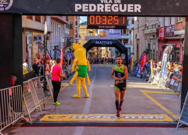 Moha Rida Younes entrando en meta de la prueba celebrada en Pedreguer. 