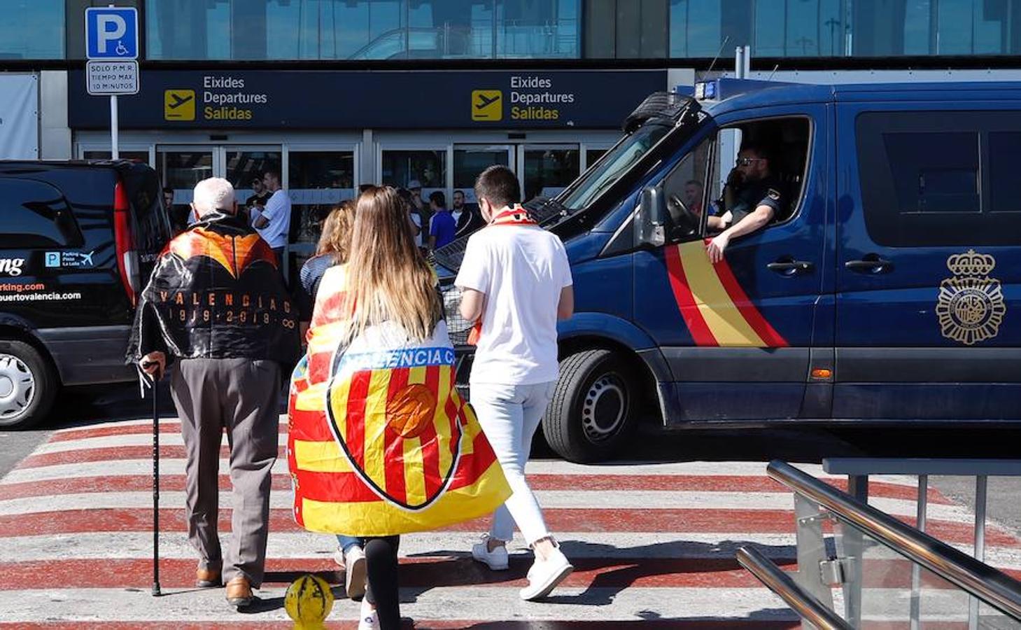 Fotos: Fotos de los primeros aficionados del Valencia CF en Manises