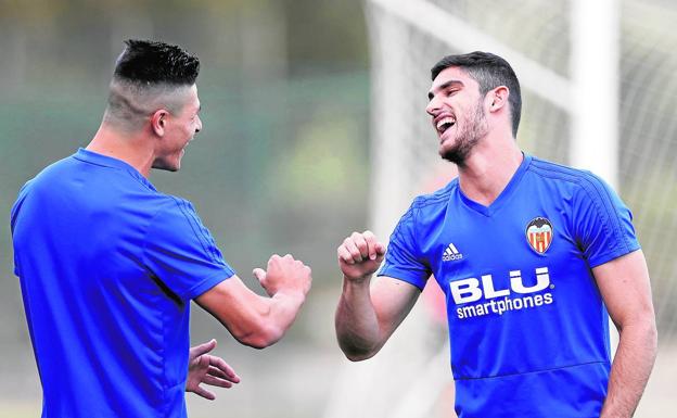 Guedes (derecha) bromea con su compañero Roncaglia, ayer en el entrenamiento en Jerez. 