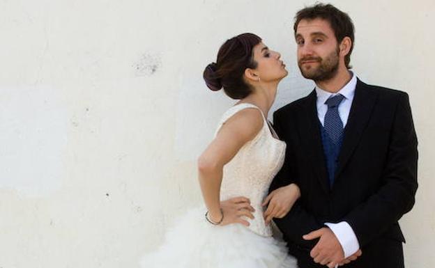 Los actores Dani Rovira y Clara Lago, en una imagen promocional de la película 'Ocho apellidos vascos'.