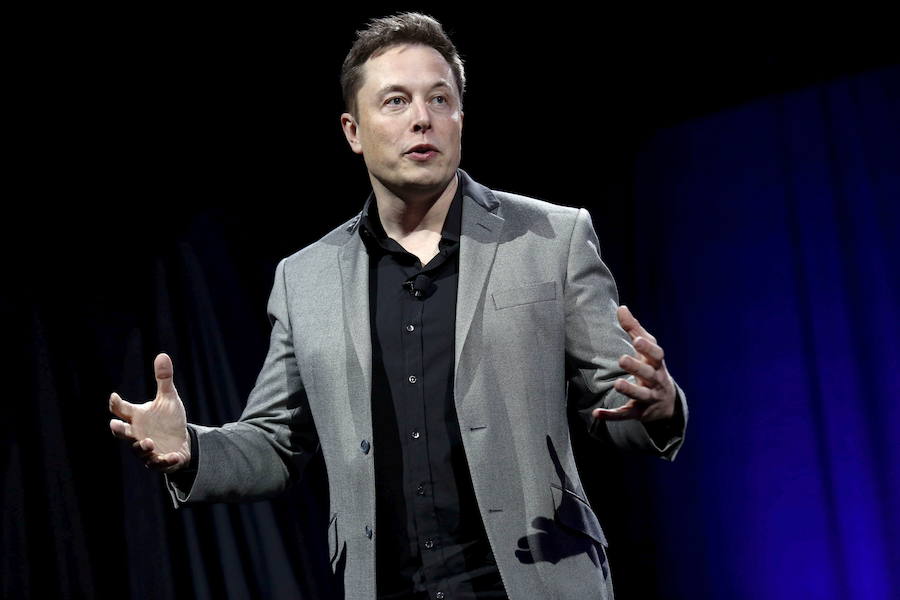 ELON MUSK | No podía faltar en esta lista el CEO de Tesla y Spacex que, no solo es un geek acérrimo, sino un usuario de las redes tremendamente activo que no duda en hacer referencias al Mario Kart, los Monty Python y cientos de videojuegos -entre sus favoritos se encuentra la serie Mass Effect, la saga Fallout, el Warcraft y Overwatch-.