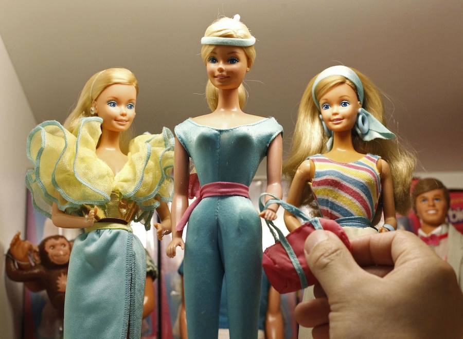 Depp colecciona Barbies, las muñecas de Mattel, que le han llevado a invertir miles de dólares en modelos de edición limitada, hechas a medida, etcétera.