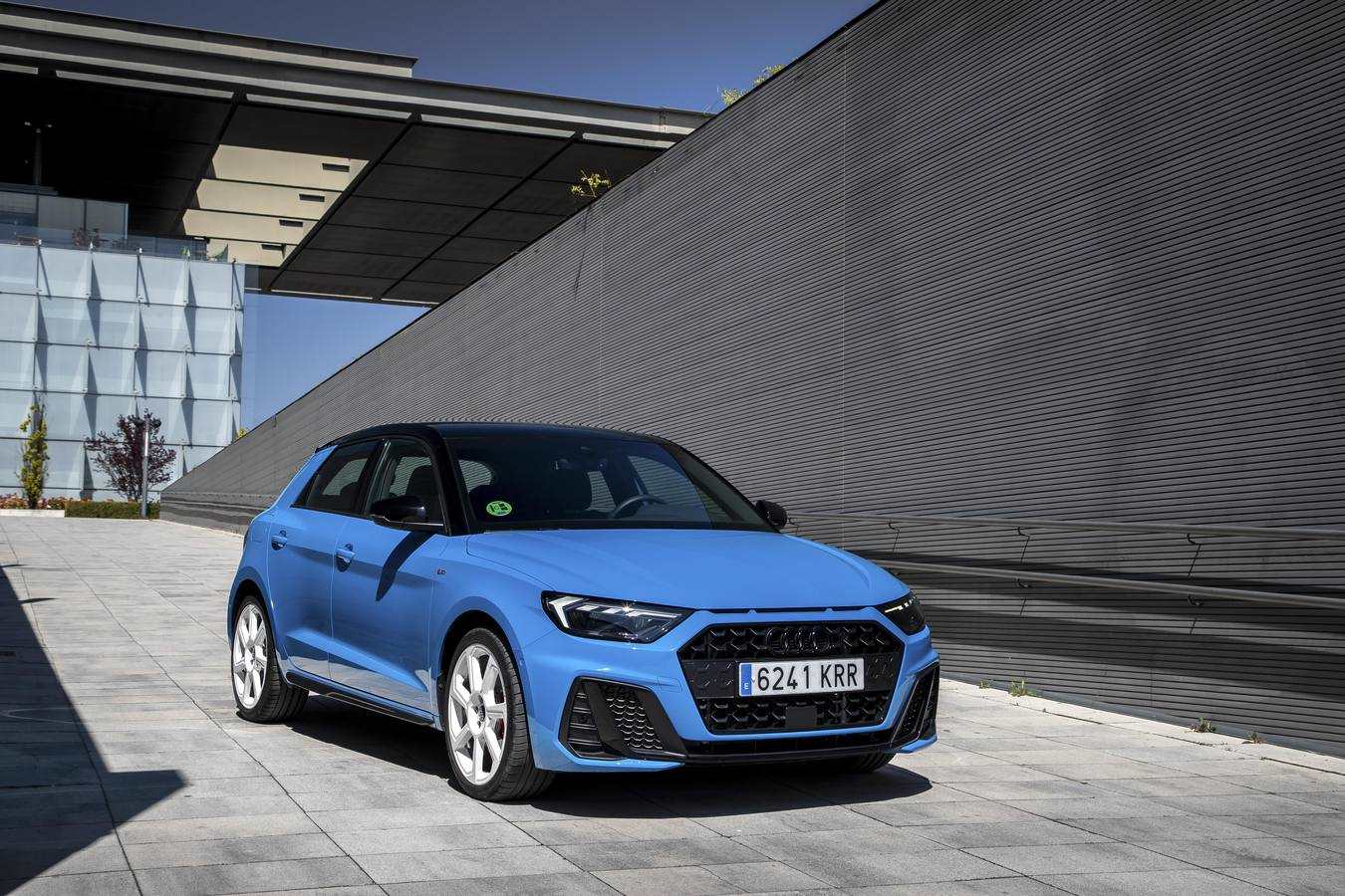 Es la segunda generación del coche más ciudadano de Audi, el A1 Sportback. Un coche de cuatro metros, con la calidad y tecnología habitual de la marca y solo con motores de gasolina.