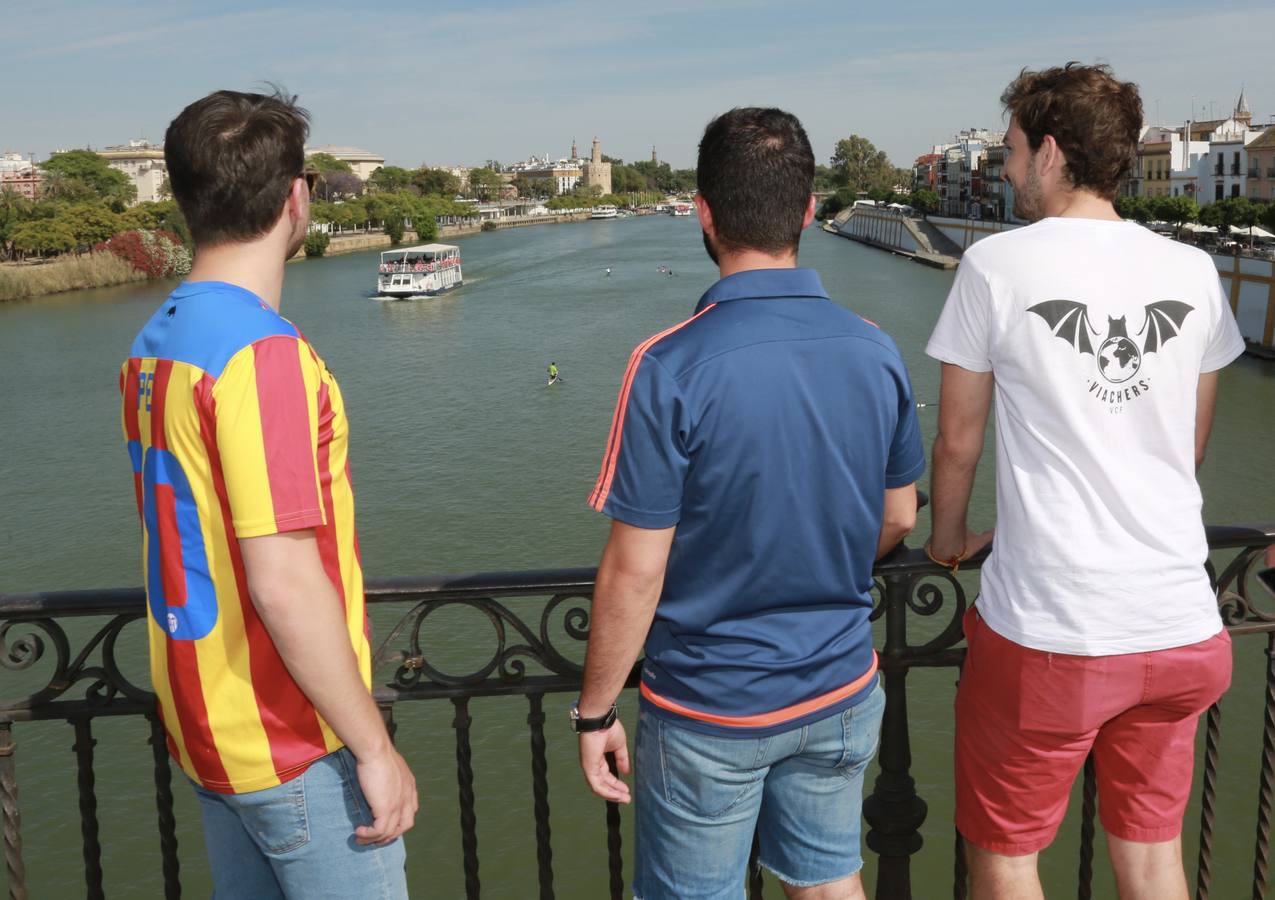 Cientos de aficionados del Valencia CF ya se encuentran en Sevilla preparándose para la final de Copa ante el Barcelona.