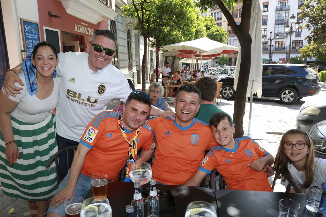 Cientos de aficionados del Valencia CF ya se encuentran en Sevilla preparándose para la final de Copa ante el Barcelona.