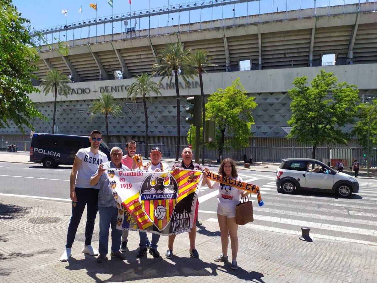 Cientos de aficionados del Valencia CF ya se encuentran en Sevilla preparándose para la final de Copa ante el Barcelona.