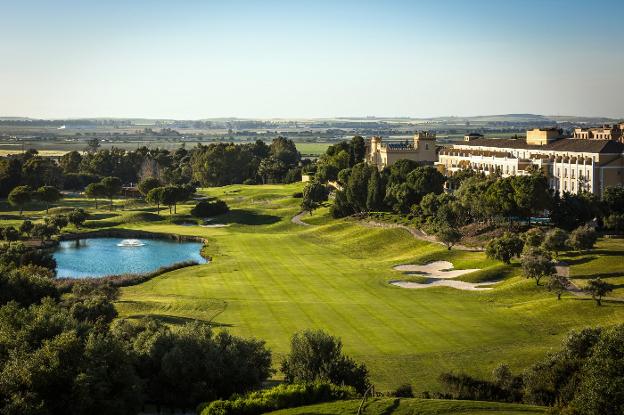 Golf y paz. El complejo tiene un campo de golf y una urbanización alrededor. 