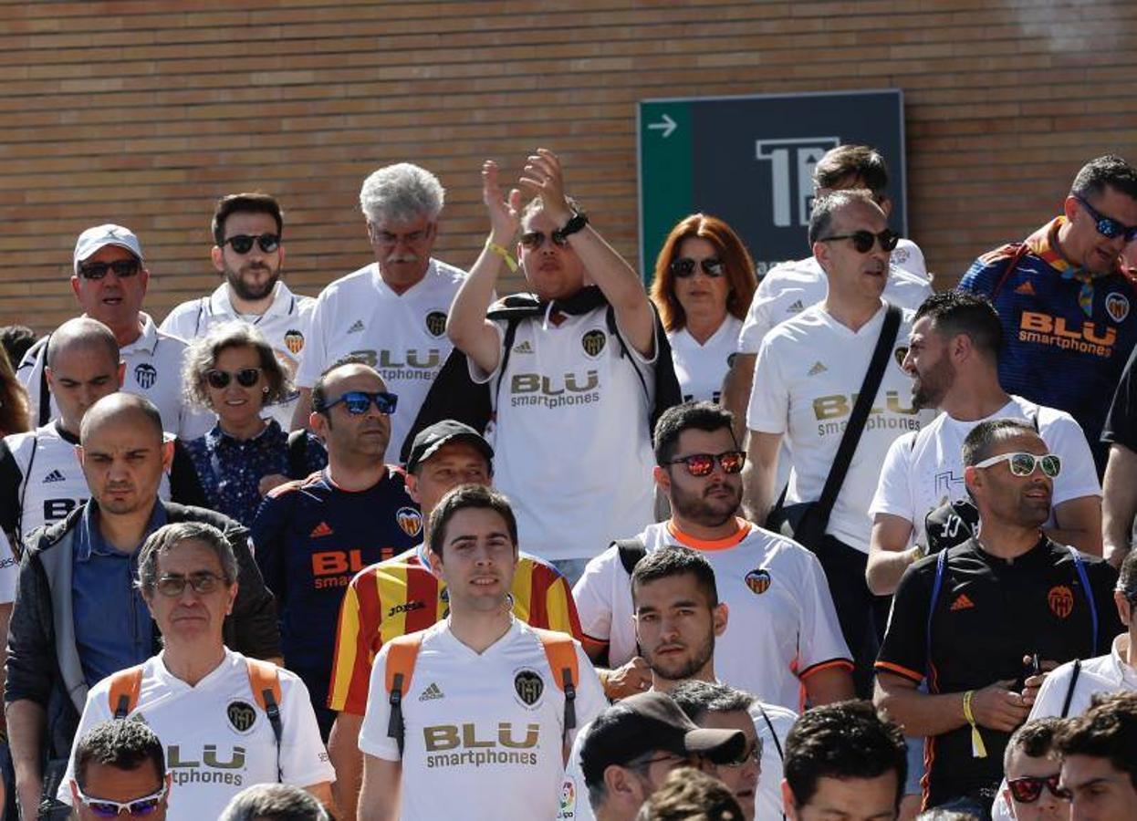 Cientos de aficionados del Valencia CF ya se encuentran en Sevilla preparándose para la final de Copa ante el Barcelona.