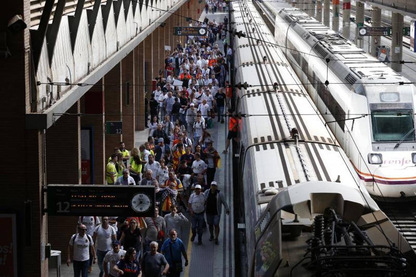 Cientos de aficionados del Valencia CF ya se encuentran en Sevilla preparándose para la final de Copa ante el Barcelona.