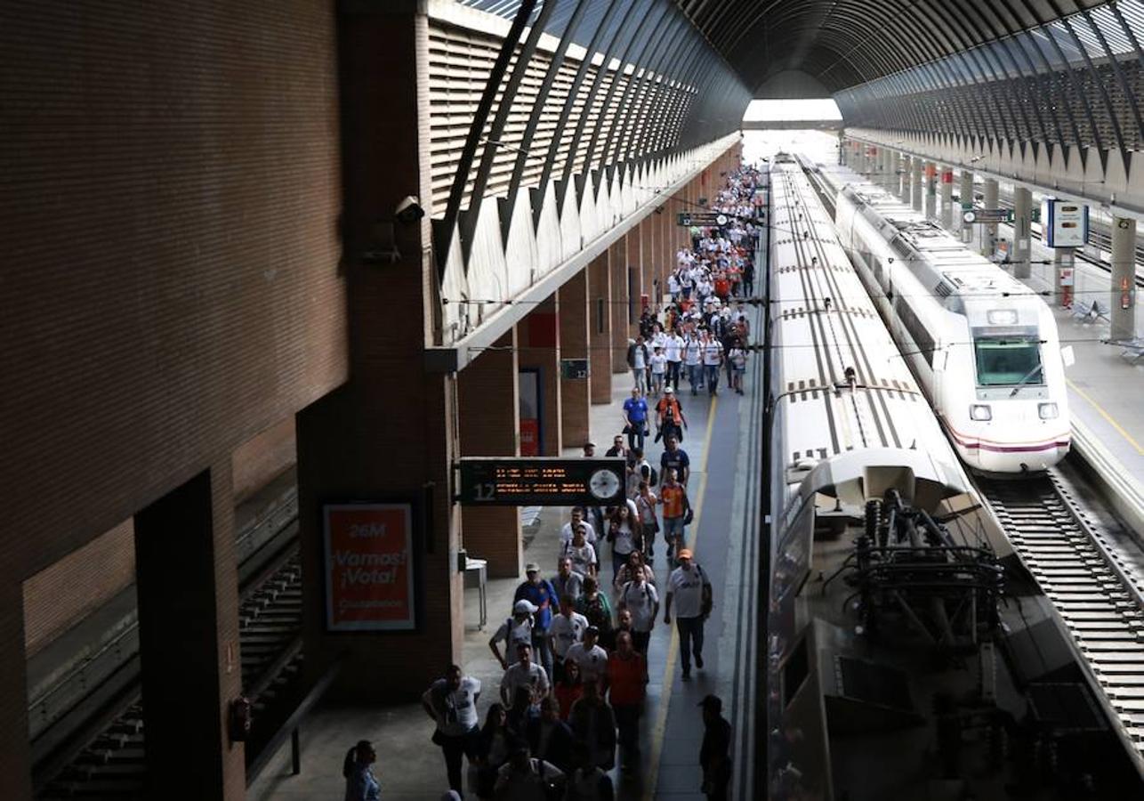 Cientos de aficionados del Valencia CF ya se encuentran en Sevilla preparándose para la final de Copa ante el Barcelona.