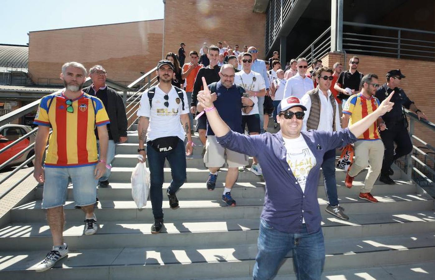 Cientos de aficionados del Valencia CF ya se encuentran en Sevilla preparándose para la final de Copa ante el Barcelona.