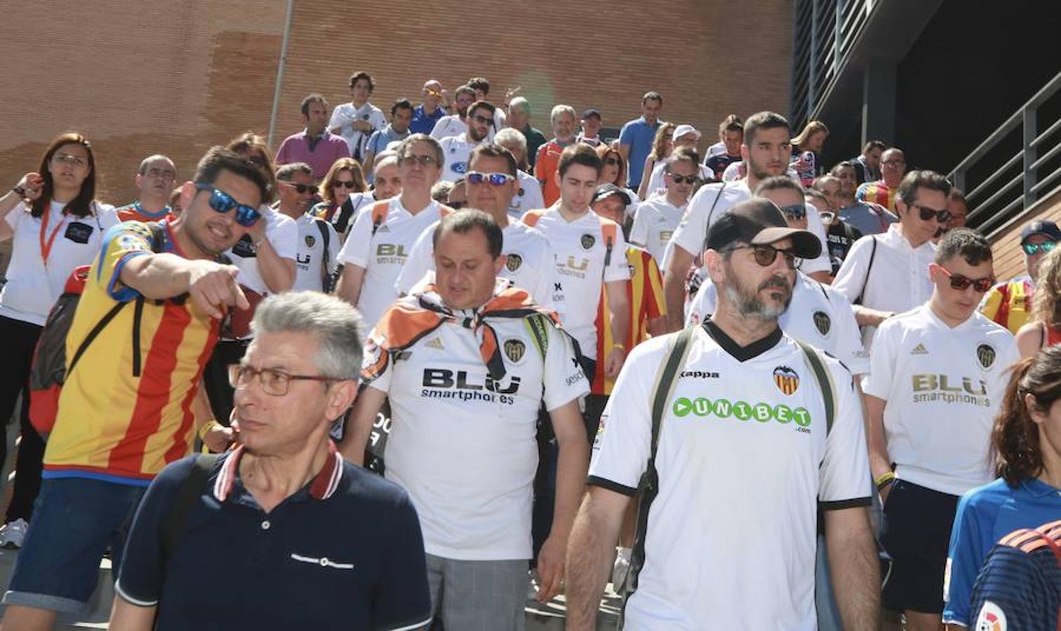 Cientos de aficionados del Valencia CF ya se encuentran en Sevilla preparándose para la final de Copa ante el Barcelona.