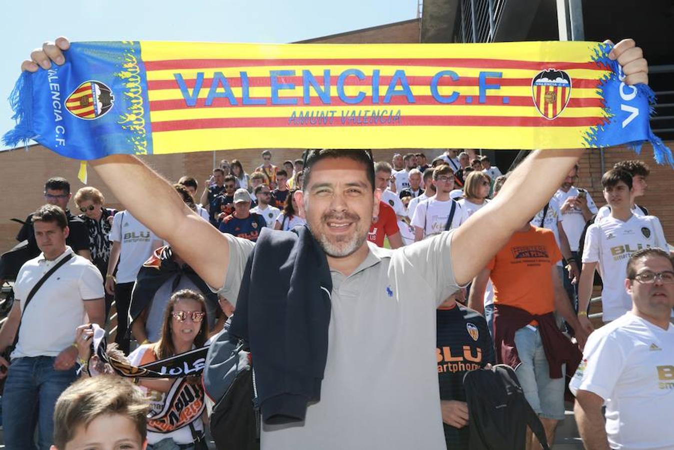 Cientos de aficionados del Valencia CF ya se encuentran en Sevilla preparándose para la final de Copa ante el Barcelona.