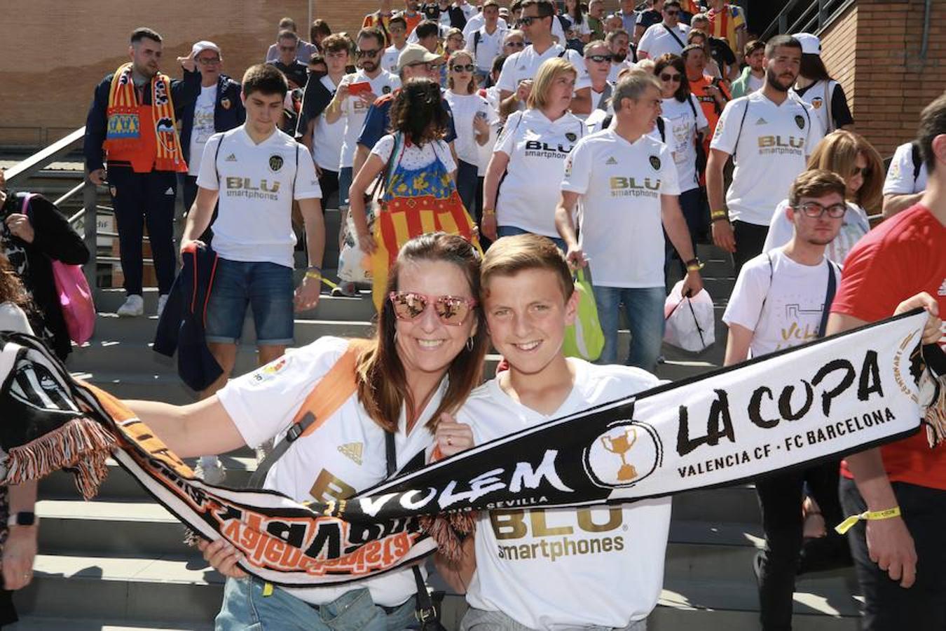 Cientos de aficionados del Valencia CF ya se encuentran en Sevilla preparándose para la final de Copa ante el Barcelona.