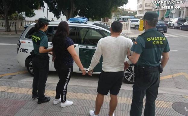 La Guardia Civil detiene en Calp a tres personas por robar con el método del 'abrazo'