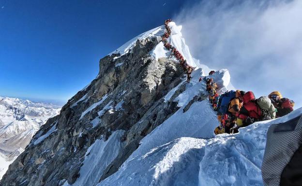 La cola de montañistas que se alineaban este miércoles para llegar a la cima del Monte Everest.