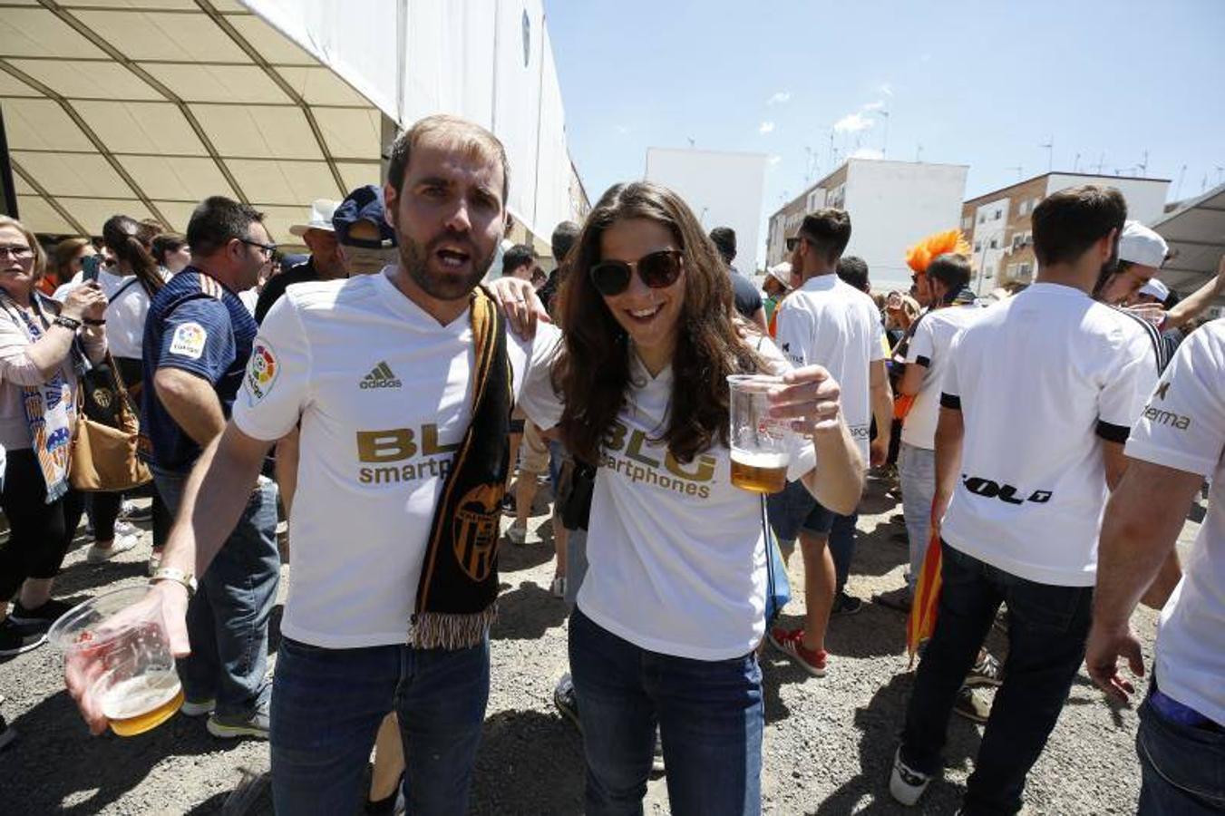 Cientos de aficionados del Valencia CF ya se encuentran en Sevilla preparándose para la final de Copa ante el Barcelona.