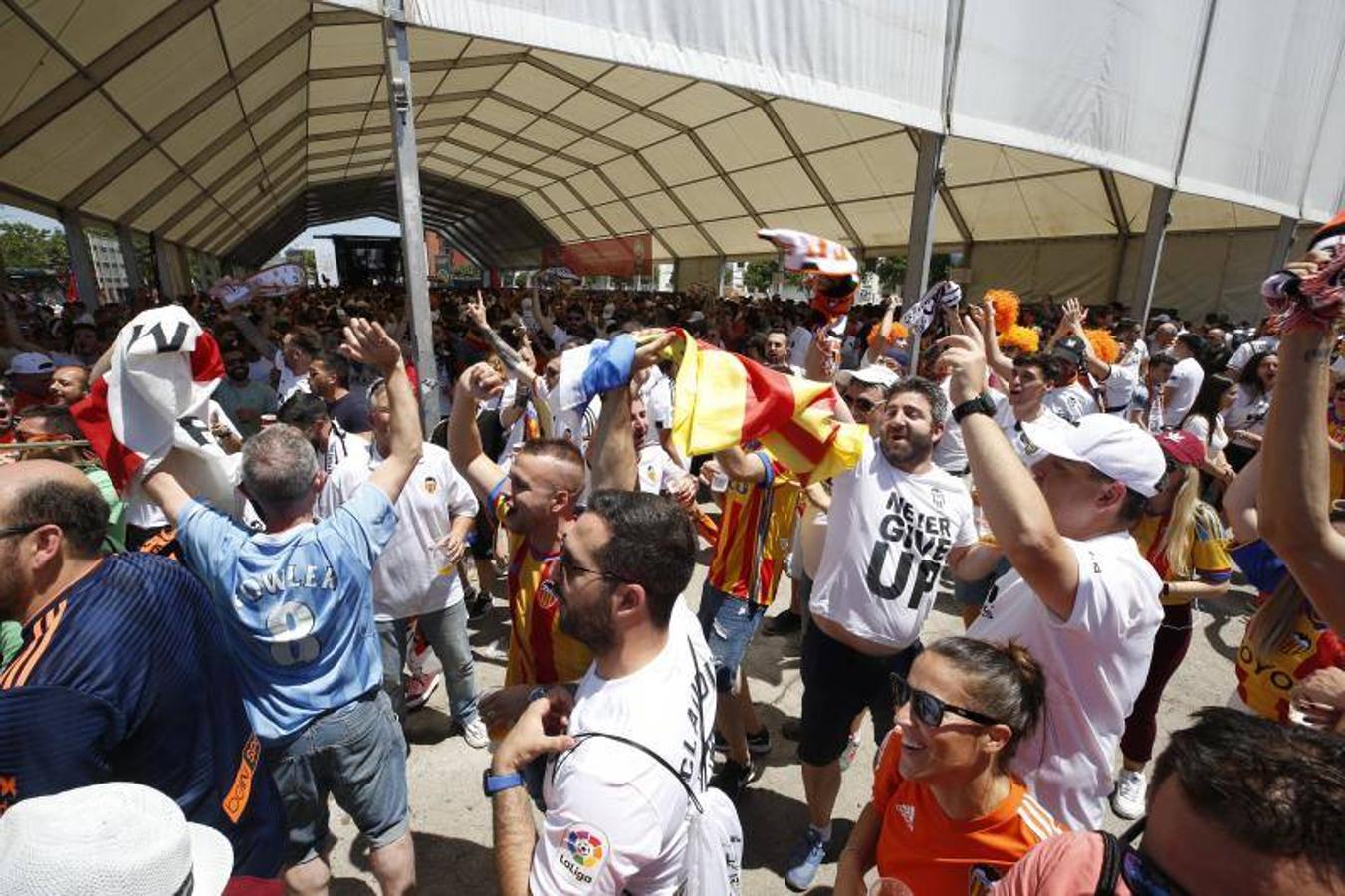 Cientos de aficionados del Valencia CF ya se encuentran en Sevilla preparándose para la final de Copa ante el Barcelona.