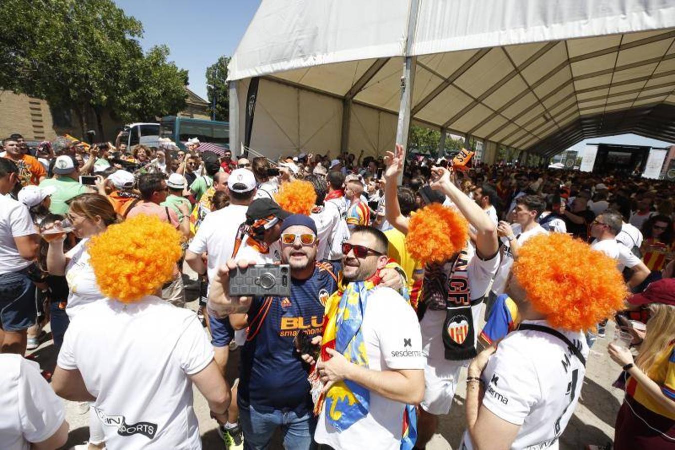 Cientos de aficionados del Valencia CF ya se encuentran en Sevilla preparándose para la final de Copa ante el Barcelona.