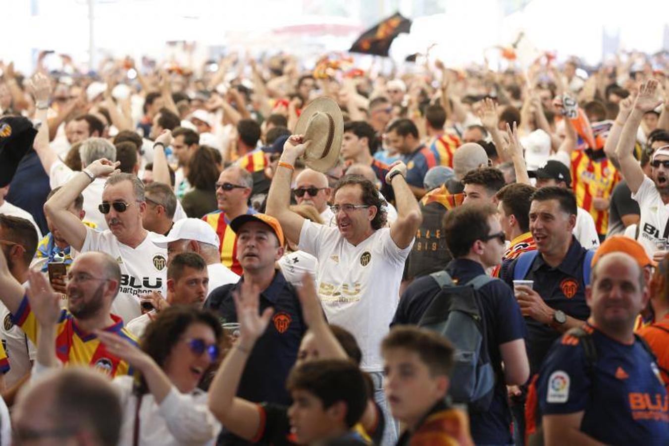 Cientos de aficionados del Valencia CF ya se encuentran en Sevilla preparándose para la final de Copa ante el Barcelona.