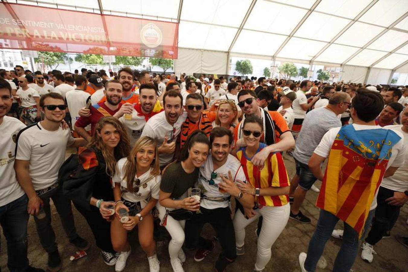 Cientos de aficionados del Valencia CF ya se encuentran en Sevilla preparándose para la final de Copa ante el Barcelona.