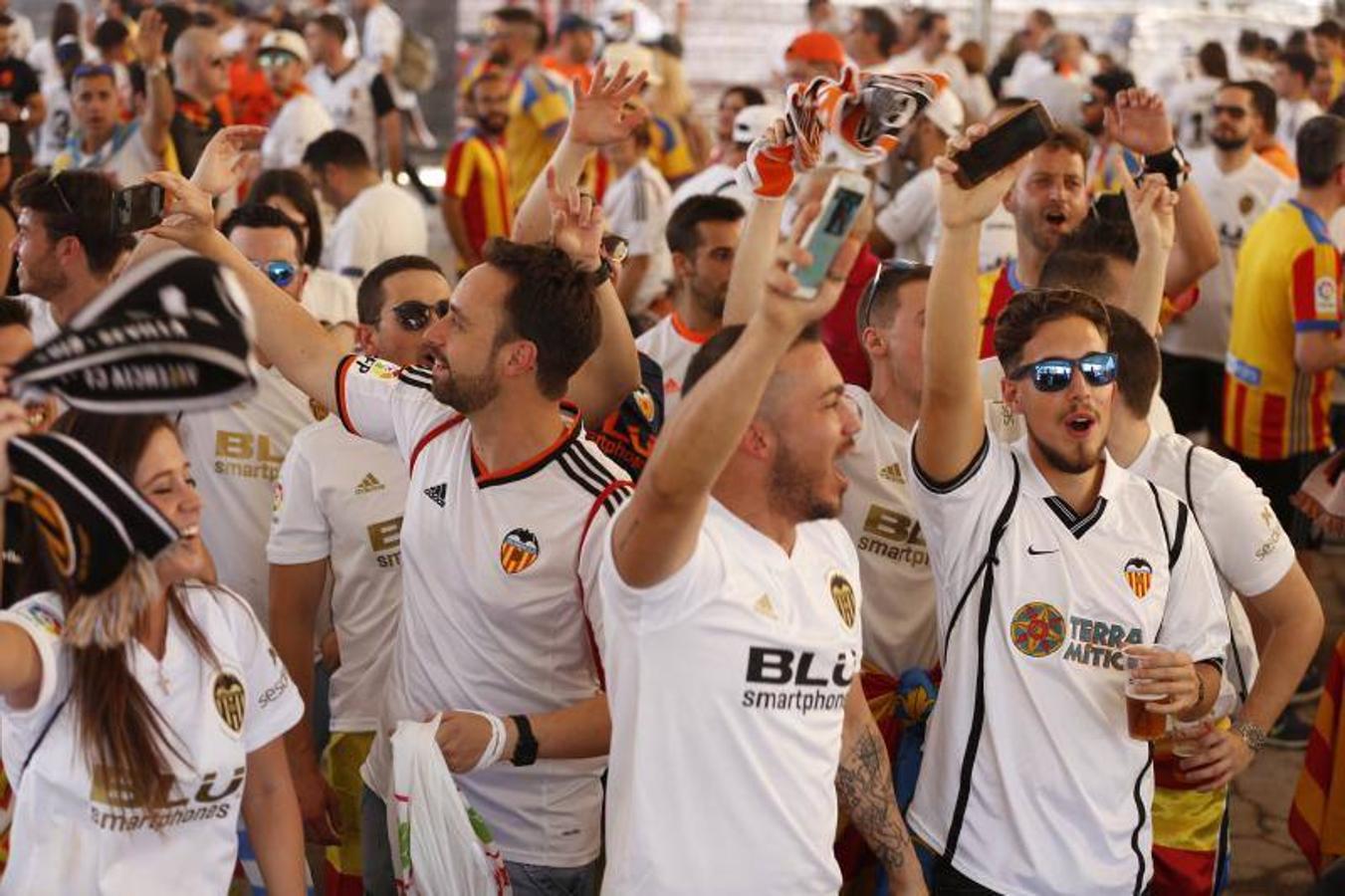 Cientos de aficionados del Valencia CF ya se encuentran en Sevilla preparándose para la final de Copa ante el Barcelona.