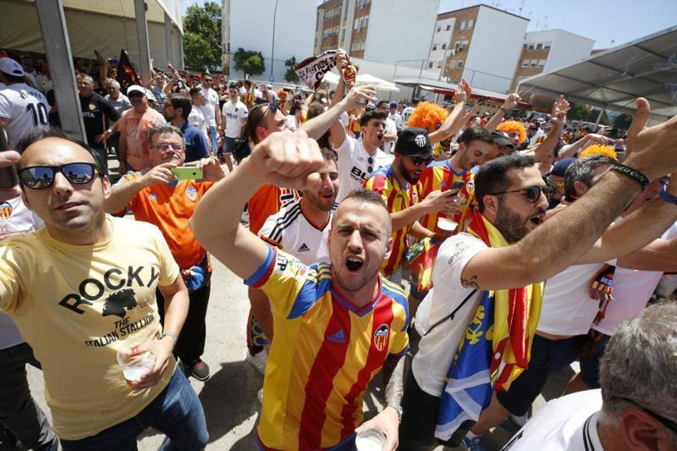 Cientos de aficionados del Valencia CF ya se encuentran en Sevilla preparándose para la final de Copa ante el Barcelona.