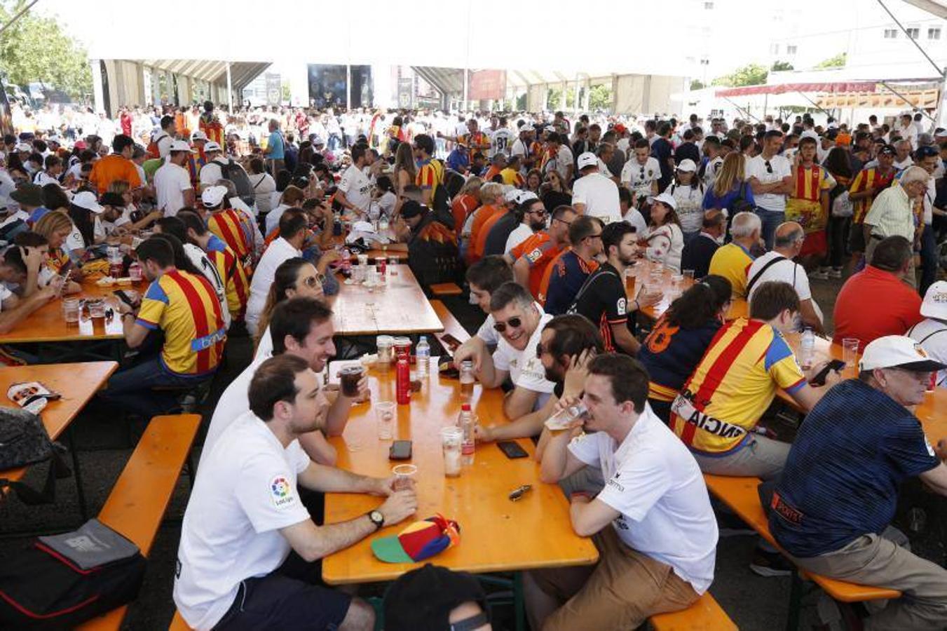 Cientos de aficionados del Valencia CF ya se encuentran en Sevilla preparándose para la final de Copa ante el Barcelona.