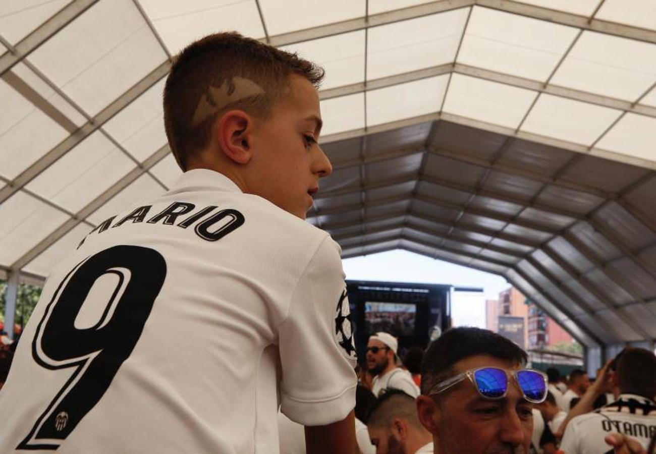 Cientos de aficionados del Valencia CF ya se encuentran en Sevilla preparándose para la final de Copa ante el Barcelona.