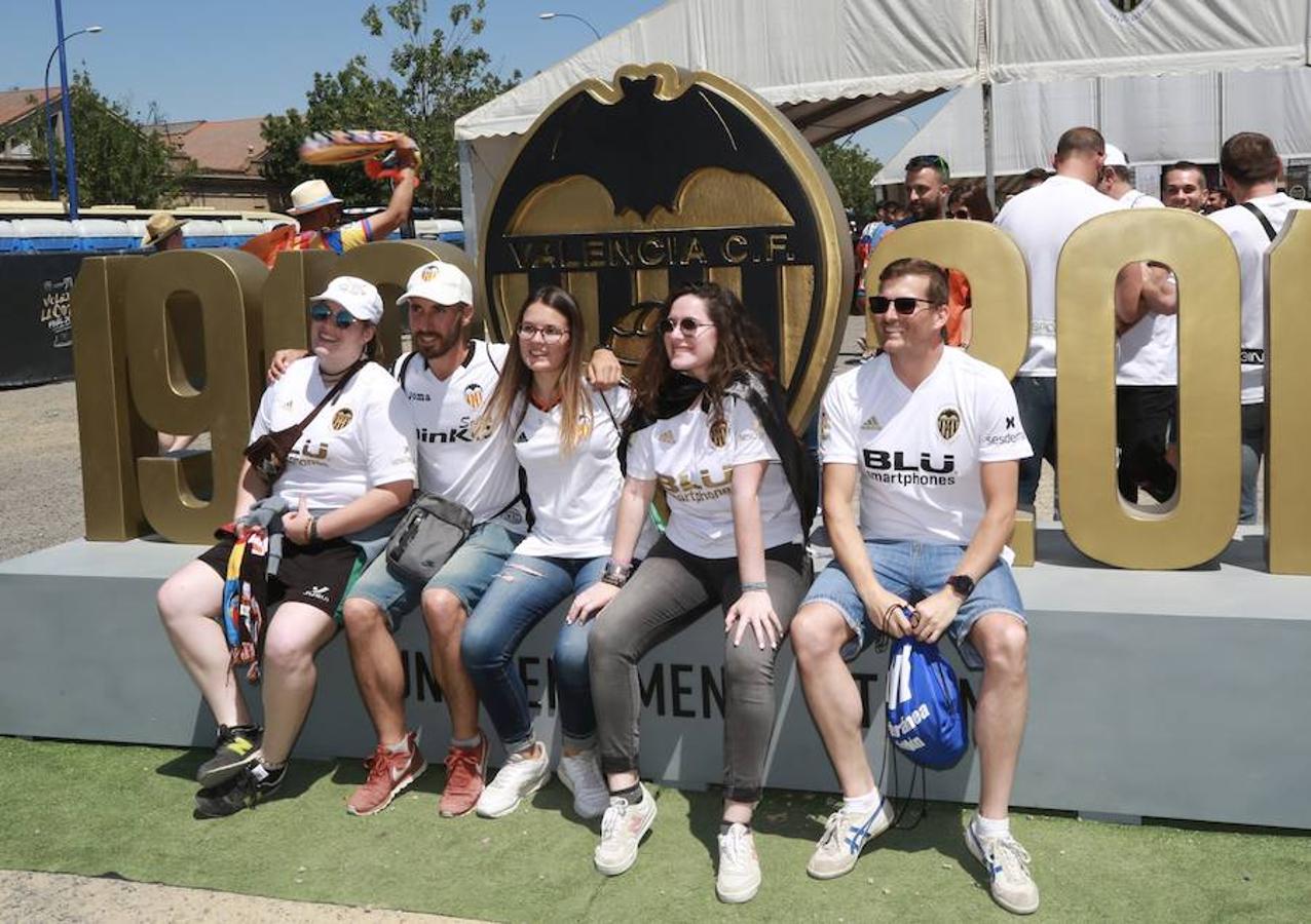 Cientos de aficionados del Valencia CF ya se encuentran en Sevilla preparándose para la final de Copa ante el Barcelona.