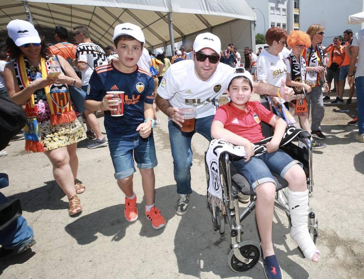 Cientos de aficionados del Valencia CF ya se encuentran en Sevilla preparándose para la final de Copa ante el Barcelona.